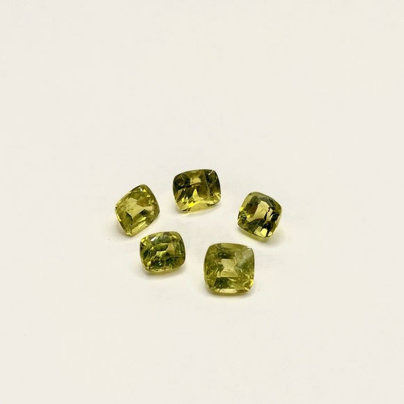 Natural Peridot 9.20 cts Cushion Cut Loose Gemstone - Picture 3 of 5
